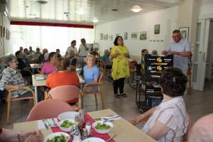 Župan razveselil starejše s predajo knjig 1